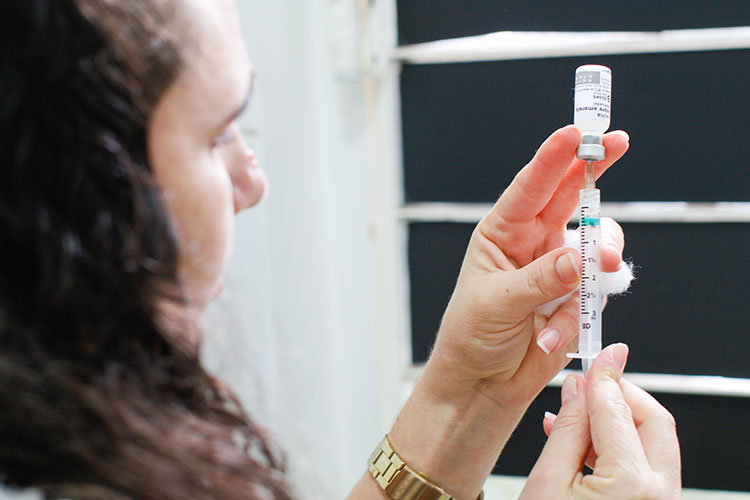  Vacina de Oxford contra coronavírus é segura e produz resposta imune, diz estudo na Lancet