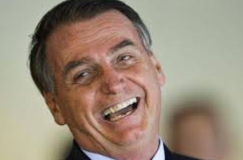  BOLSONARO gastou R$ 6 milhões através do seu cartão corporativo em 6 meses