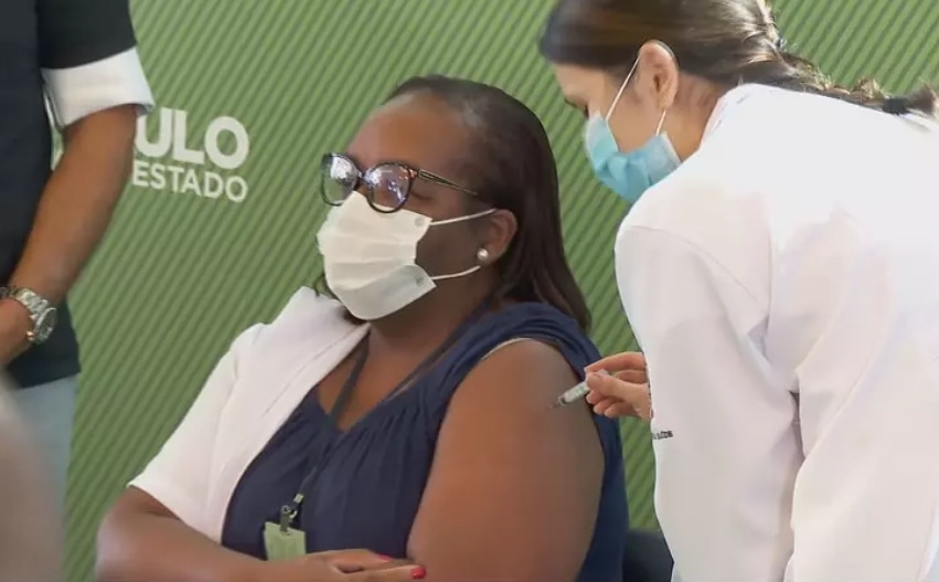  “QUERO voltar a abraçar”, diz Mônica Calazans,1ª vacinada no Brasil.