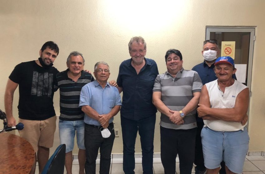  MOÉSIO Loiola, ex-prefeito de Campos Sales e pré-candidato a deputado estadual, a visitar amigos na cidade de Itapipoca