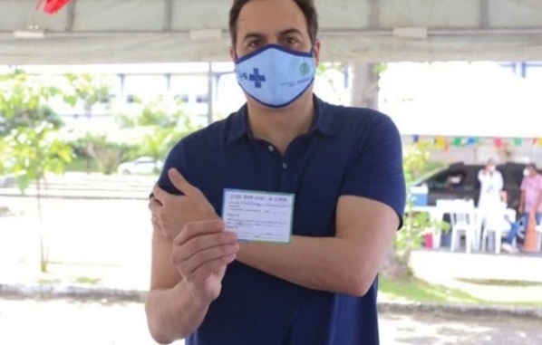  GOVERNADOR Paulo Câmara recebe primeira dose da vacina contra a Covid-19