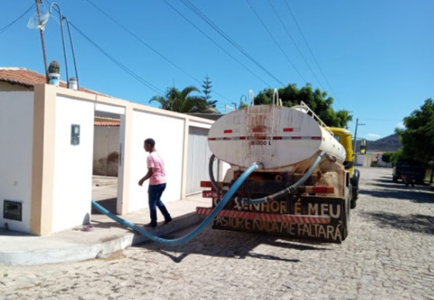  SIMÕES que é um dos municípios importantes da microrregião do Alto Médio Canindé, vive a crise de falta de água nas torneiras