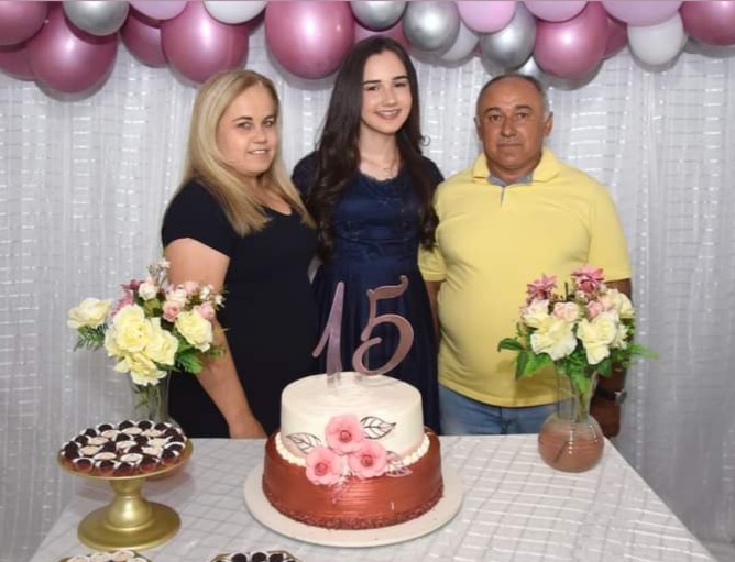  CONTINUA repercutindo positivamente na região a grande festa dos 15 anos da Wanessa Andrade, filha do vereador Izaías Ferreira
