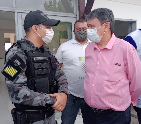  GOVERNADOR Wellington Dias e o capitão PM Gilson, comandante da 4ª Companhia de Polícia de Fronteiras, conversam no Aeroporto