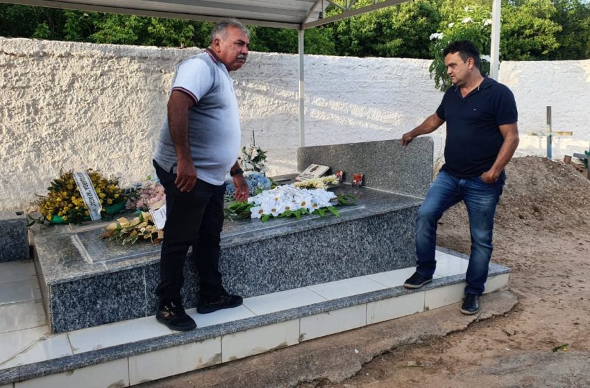  CABO PM Freire esteve a visitar o túmulo da sua amada esposa Lusia Facunde, acompanhado do vereador Chico Dino e Stalone