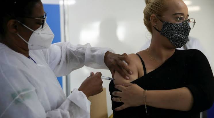  PF abre inquérito contra Bolsonaro por associar vacina contra a Covid à Aids em live
