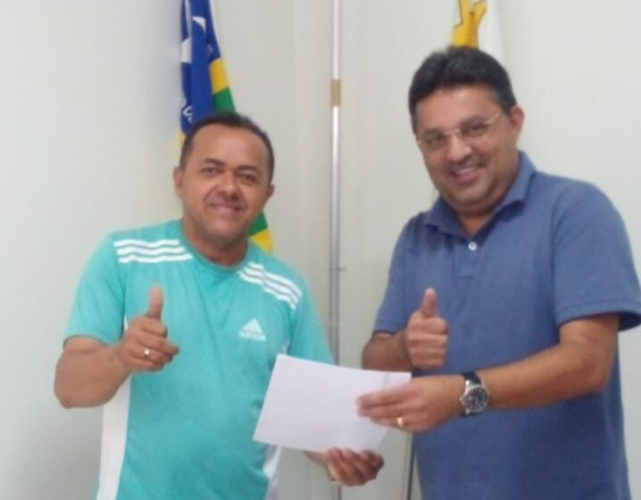  Robério Teixeira de Carvalho, que é ex-vereador de Marcolândia, apresentou ao prefeito Corinto Matos, projeto de melhorias
