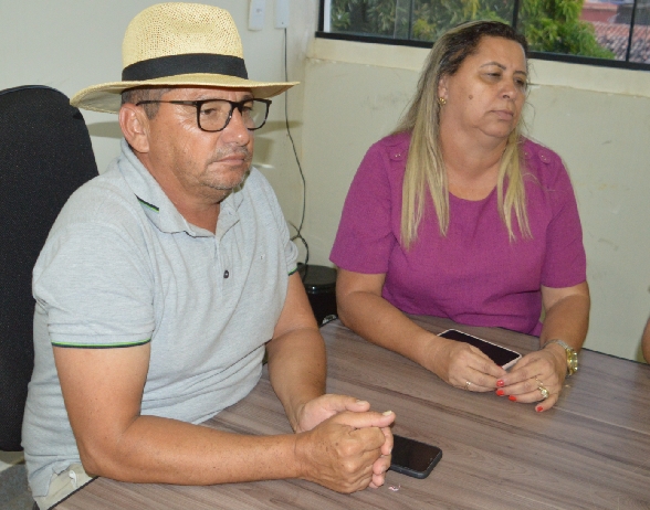  Prefeito Dodó e a primeira-dama de Salitre, Fátima Souza, reunidos com secretários para tratar da festa do trabalhador
