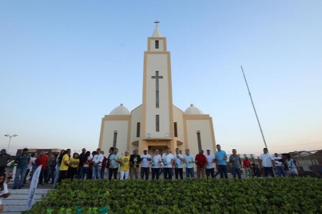  Governador Rafael Fonteles distribui 20 mil mudas na Festa do Caju em Pio IX