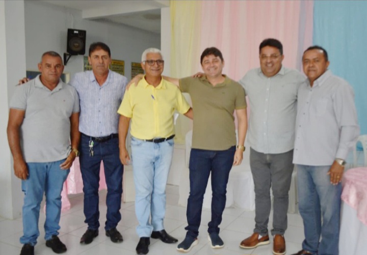  Pré candidato a vereador Robério Teixeira de Carvalho, a participar juntamente com o prefeito e comitiva, das visitas as obras estruturantes de Marcolândia
